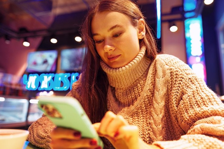 Tampilan aplikasi mobile garuda76 di layar Android menampilkan halaman login dan berbagai permainan populer